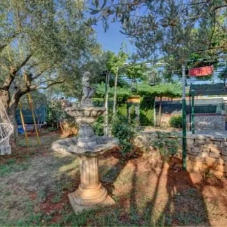 Semesterbostad Mandulera Peroj