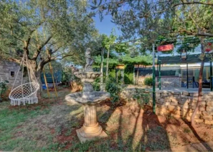 Semesterbostad Mandulera Peroj